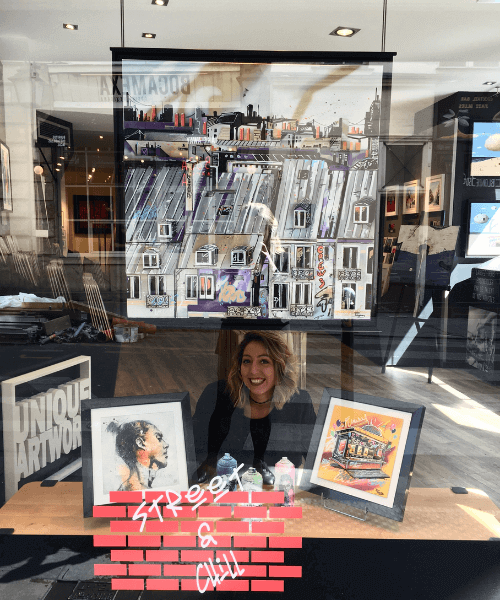 vitrine et oeuvre d'art